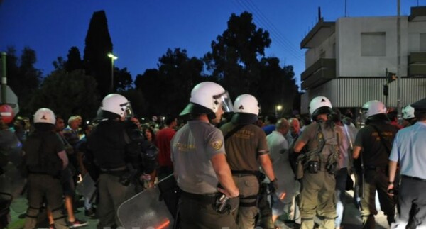 Επεισόδια και χημικά στη Χίο - Πολίτες διαδήλωσαν κατά των προσφύγων και μεταναστών