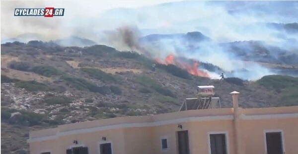 Σε εξέλιξη πυρκαγιά στη Σύρο