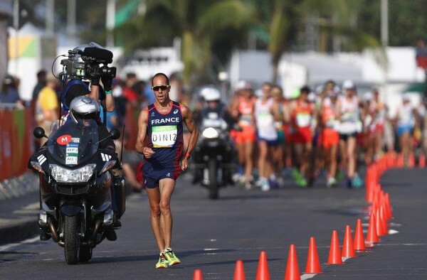 Ρίο: Ο αθλητής που είχε διάρροια την ώρα του αγώνα, κατέρρευσε, σηκώθηκε, τερμάτισε και αποθεώνεται ως ήρωας
