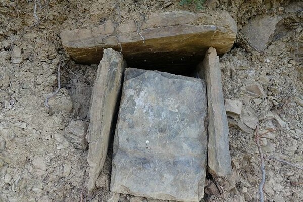 Ιωάννινα: Νεαροί εντόπισαν ασύλητο βυζαντινό τάφο στο Σκαμνέλι Ζαγορίου