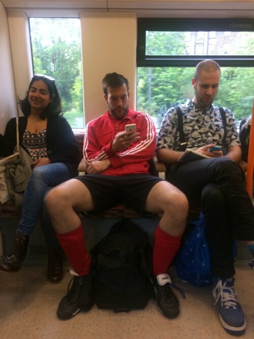Μanspreading: Άντρες με ανοιχτά τα πόδια στο μετρό- χαλαροί ή ανάγωγοι;