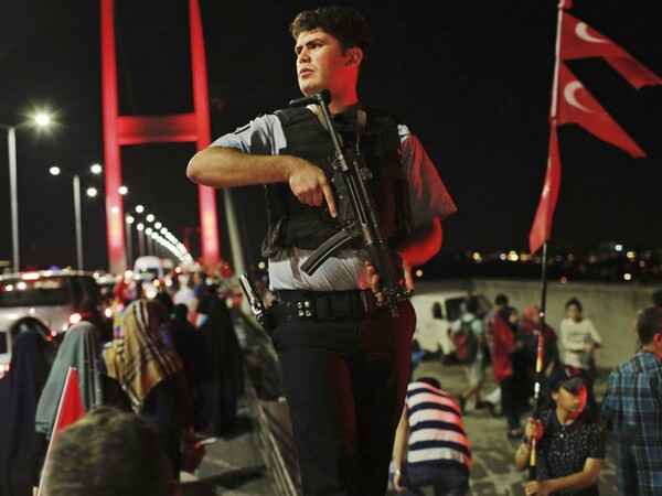 Toυρκία: Εξακολουθούν να διαφεύγουν 216 πραξικοπηματίες