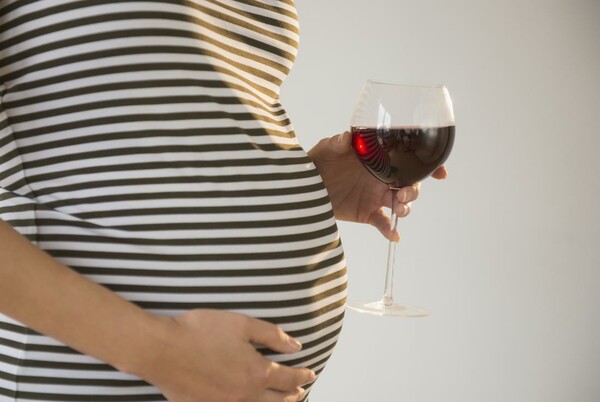 Έρευνα: Οι γυναίκες που θέλουν να κάνουν παιδί, πρέπει να περιορίσουν το αλκοόλ