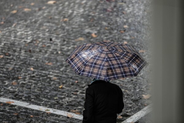 Σύννεφα και βροχές σε όλη τη χώρα