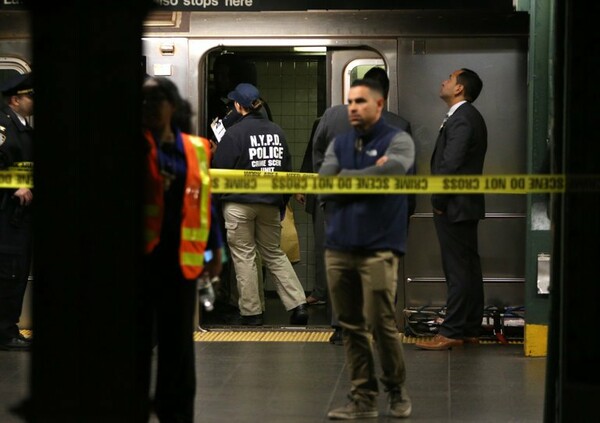 Νέα Υόρκη: Mια γυναίκα νεκρή από άγνωστη που την έσπρωξε στις ράγες του μετρό