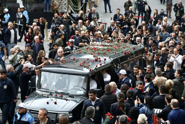 Κηδεύτηκε μεγαλοπρεπώς ο φωτογράφος Αρά Γκιουλέρ στο αρμένικο νεκροταφείο του Sisli