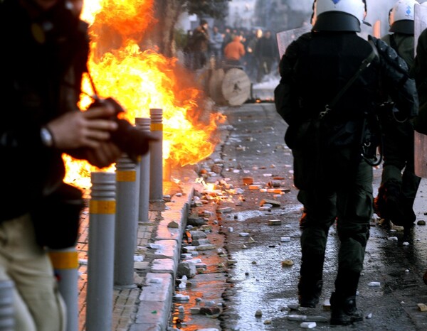 Ένωση Φωτορεπόρτερ Ελλάδος: Οι αστυνομικοί που υποδύονται φωτογράφους βάζουν σε κίνδυνο τη ζωή μας