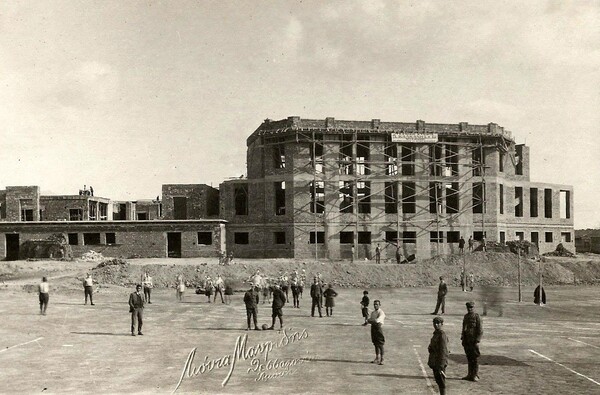 Το κτίριο της ΧΑΝΘ υπό ανέγερση (περ. 1930)
