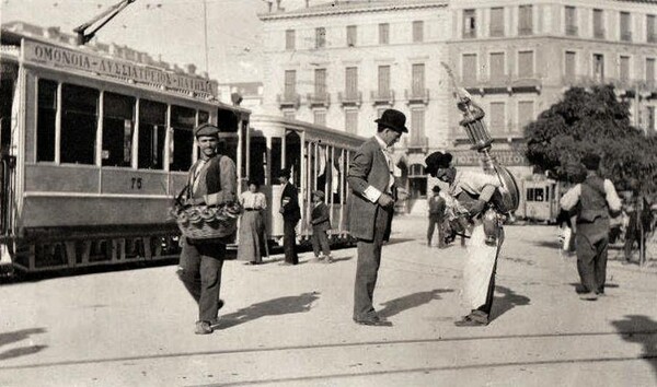 Μικροπωλητές στην Ομόνοια, γύρω στο 1910