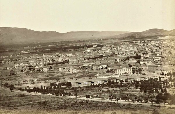 Aναγνωρίζοντας τα χαμένα κτίρια της Αθήνας σε μια φωτογραφία του 1880