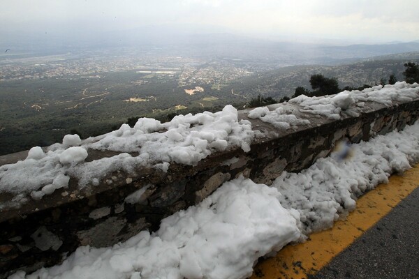 Χιονόπτωση στην λεωφόρο Πάρνηθος- Διακόπηκε η κυκλοφορία των οχημάτων