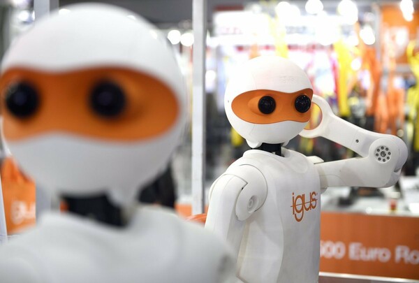Forbes: Γιατί τα ρομπότ απειλούν τους χαμηλόμισθους εργαζόμενους σε όλο τον κόσμο