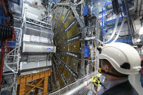 Σεξιστικό σκάνδαλο στο CERN: Καθηγητής υποστήριξε πως η Φυσική ήταν ανέκαθεν δουλειά των ανδρών