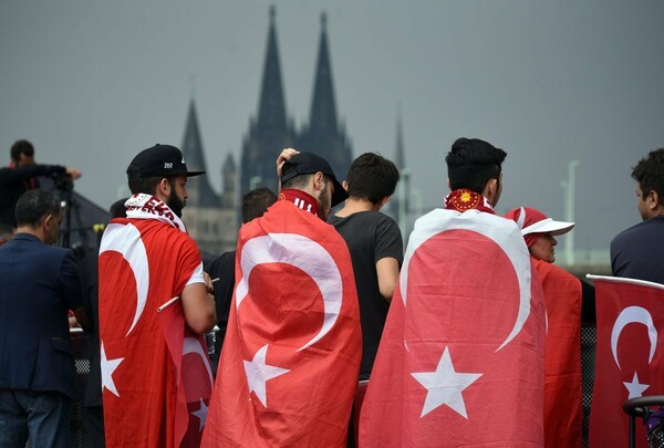 Η Γερμανία ανακοίνωσε πως θα δίνει πολιτικό άσυλο σε όλους όσοι διώκονται από τον Ερντογάν