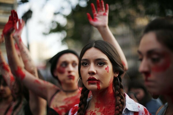 Φριχτά εγκλήματα κατά γυναικών σοκάρουν τη Λατινική Αμερική και προκαλούν κινητοποιήσεις