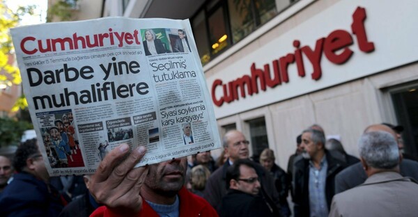Προφυλακίστηκαν 9 δημοσιογράφοι της Cumhuriyet στην Τουρκία