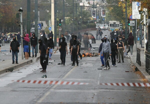 Ένταση στο Πολυτεχνείο - Άγνωστοι εγκλώβισαν όχημα της ΕΛ.ΑΣ