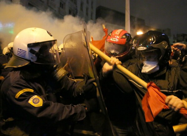 Eπεισόδια τώρα μπροστά από την Παλαιά Βουλή