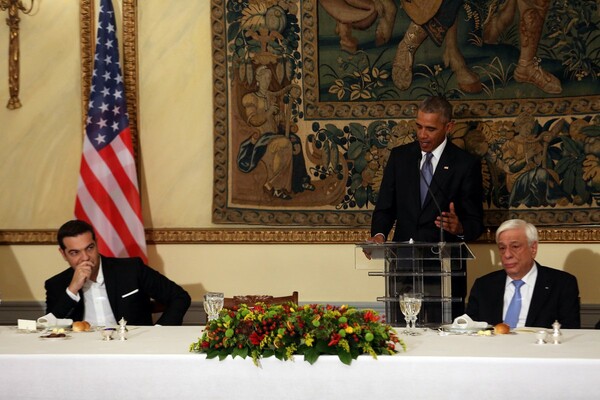 Φωτογραφίες μέσα από το δείπνο για τον Ομπάμα -Οι καλεσμένοι, τα πηγαδάκια και οι κυρίες στο τραπέζι