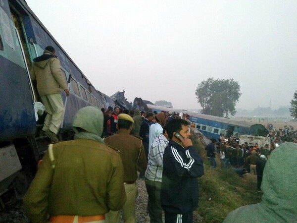 Ινδία: Εκτροχιάστηκε τρένο στο Ούταρ Πραντές- Πάνω από 90 νεκροί, δεκάδες τραυματίες