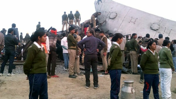 Ινδία: Εκτροχιάστηκε τρένο στο Ούταρ Πραντές- Πάνω από 90 νεκροί, δεκάδες τραυματίες