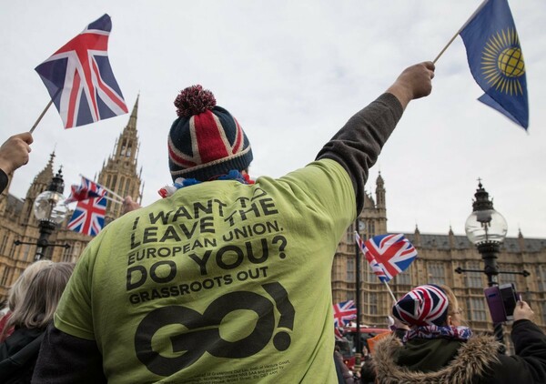 Βρετανία: Υποστηρικτές του Brexit έξω από το κοινοβούλιο φώναζαν στην Μέι «Προχώρα με το διαζύγιο με την ΕΕ»
