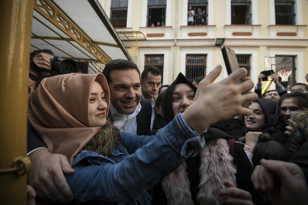 Selfies με τις μουσουλμάνες μαθήτριες και ενθουσιασμός για τον Τσίπρα στη Θράκη