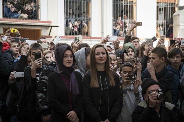 Selfies με τις μουσουλμάνες μαθήτριες και ενθουσιασμός για τον Τσίπρα στη Θράκη