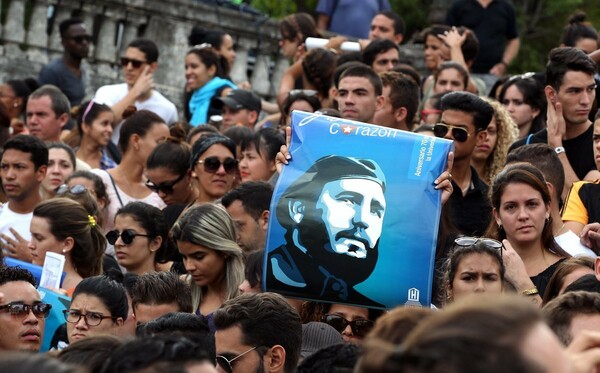 «Viva Fidel!»: Eκατοντάδες φοιτητές στο πανεπιστήμιο της Αβάνας απέτισαν φόρο τιμής στον Κάστρο