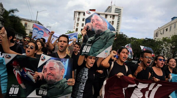 «Viva Fidel!»: Eκατοντάδες φοιτητές στο πανεπιστήμιο της Αβάνας απέτισαν φόρο τιμής στον Κάστρο