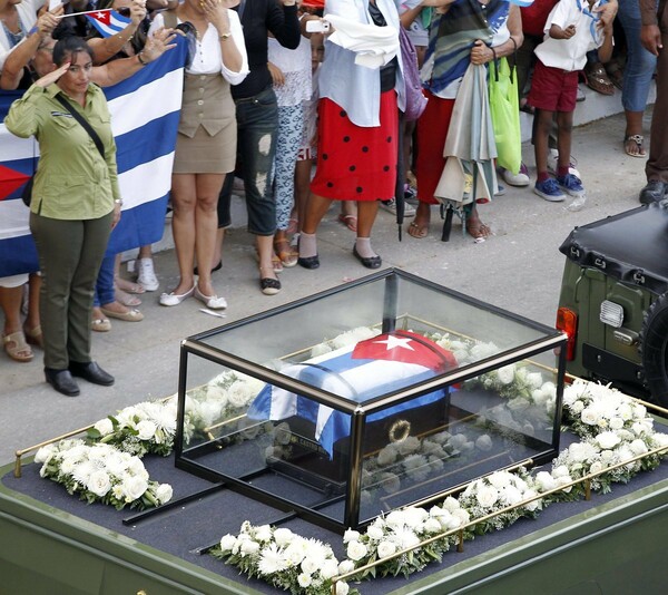 Η τέφρα του Φιντέλ Κάστρο στο Σαντιάγο ντε Κούβα για τον τελευταίο αποχαιρετισμό