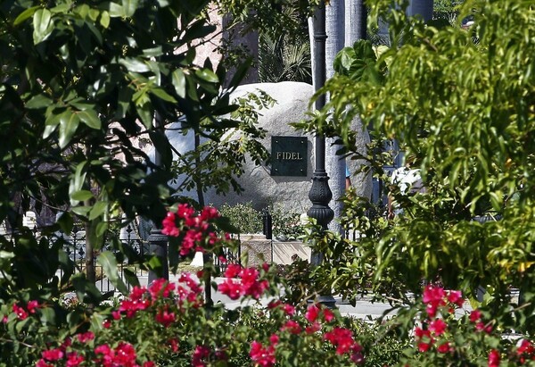 Ο τάφος του Φιντέλ Κάστρο και οι πρώτες φωτογραφίες από την κλειστή τελετή