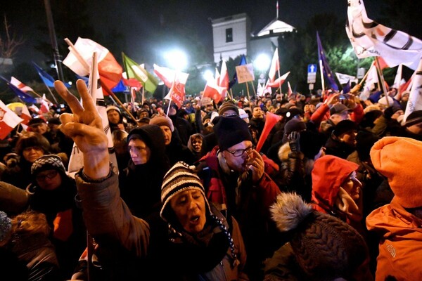 Ο Τουσκ προειδοποιεί την Πολωνία να τηρηθεί το Σύνταγμα - Οι διαδηλώσεις συνεχίζονται