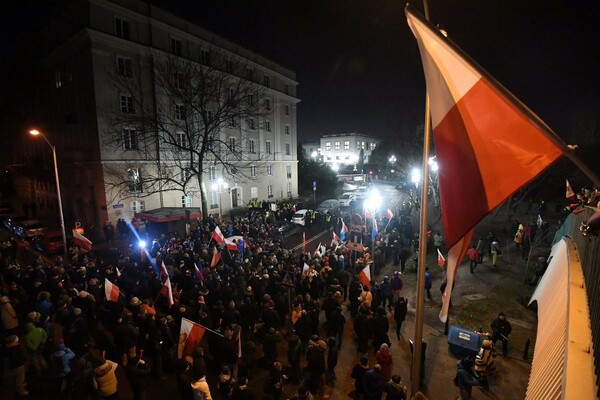 Ο Τουσκ προειδοποιεί την Πολωνία να τηρηθεί το Σύνταγμα - Οι διαδηλώσεις συνεχίζονται