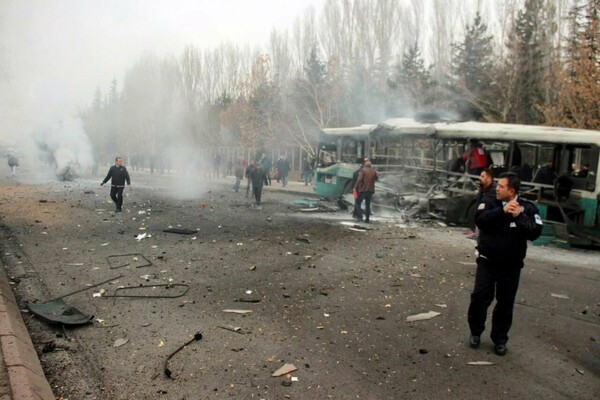 13 νεκροί από την βομβιστική επίθεση στην Τουρκία - Oι πρώτες φωτογραφίες από το σημείο της έκρηξης