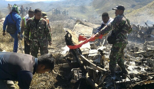Ινδονησία: Συνετρίβη C-130 σε ορεινή περιοχή στην Παπούα- Νεκροί και οι 13 επιβάτες