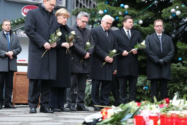 Η Μέρκελ άφησε λουλούδια στο σημείο της επίθεσης στο Βερολίνο