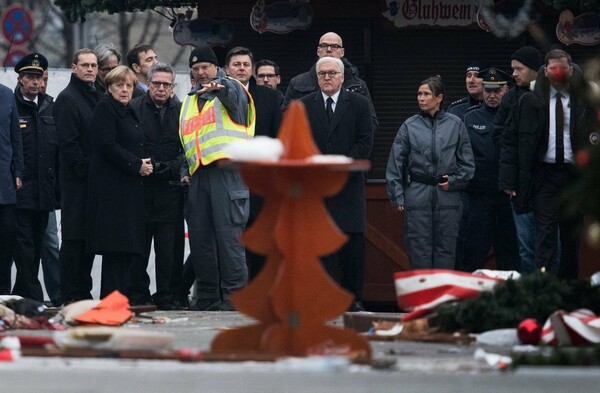 Η Μέρκελ άφησε λουλούδια στο σημείο της επίθεσης στο Βερολίνο