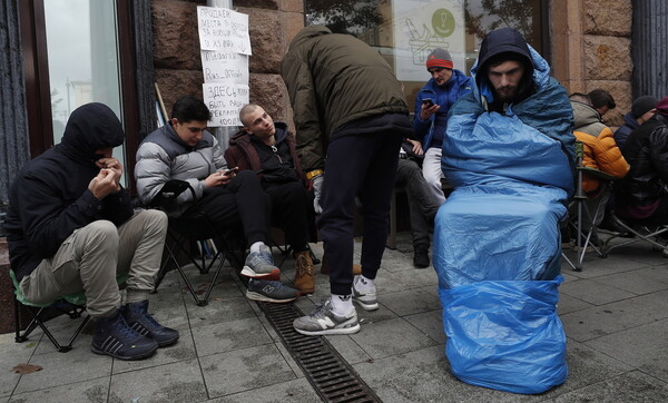 «Πρέπει να σας δει γιατρός»: Ψυχίατρος προειδοποιεί όσους περιμένουν σε ουρές για το νέο iPhone