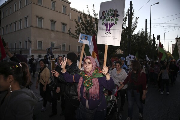 Κούρδοι εναντίον Ερντογάν σε διαδήλωση στο κέντρο της Αθήνας