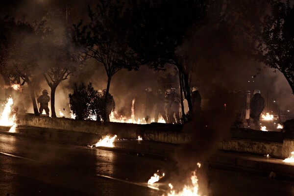 Θεσσαλονίκη: Δύο προσαγωγές- Φωτογραφίες από τα επεισόδια για το Πολυτεχνείο