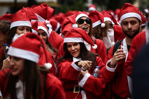 Παρέες, οικογένειες και σκύλοι κατέκλυσαν το κέντρο της Αθήνας ντυμένοι Αϊ Βασίληδες- δρομείς