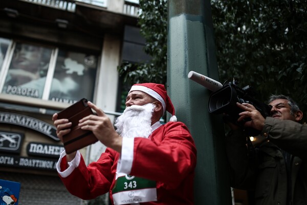 Παρέες, οικογένειες και σκύλοι κατέκλυσαν το κέντρο της Αθήνας ντυμένοι Αϊ Βασίληδες- δρομείς