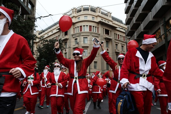 Παρέες, οικογένειες και σκύλοι κατέκλυσαν το κέντρο της Αθήνας ντυμένοι Αϊ Βασίληδες- δρομείς