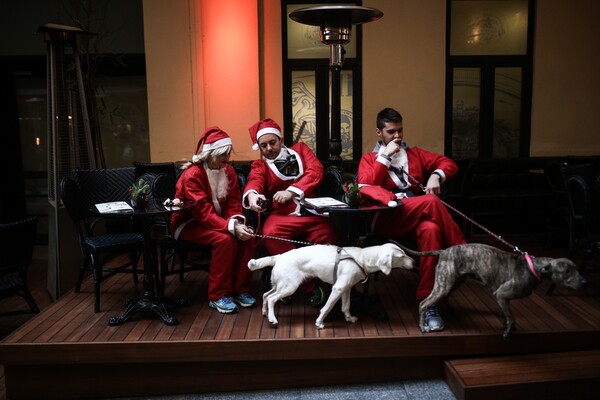 Παρέες, οικογένειες και σκύλοι κατέκλυσαν το κέντρο της Αθήνας ντυμένοι Αϊ Βασίληδες- δρομείς