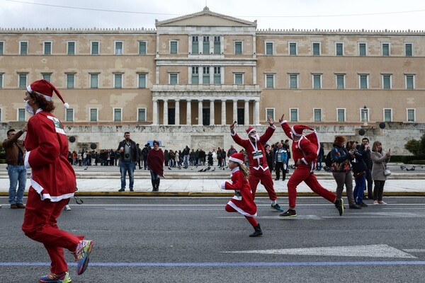 Παρέες, οικογένειες και σκύλοι κατέκλυσαν το κέντρο της Αθήνας ντυμένοι Αϊ Βασίληδες- δρομείς