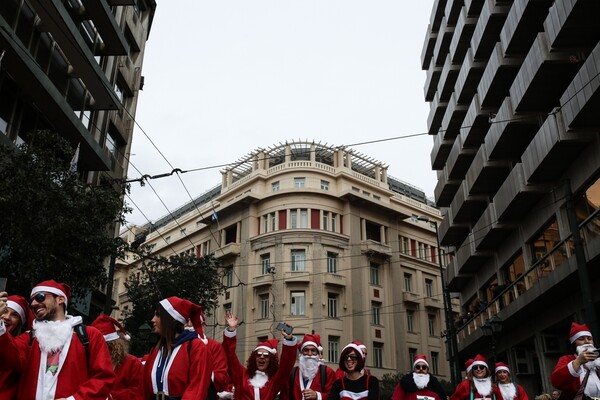 Παρέες, οικογένειες και σκύλοι κατέκλυσαν το κέντρο της Αθήνας ντυμένοι Αϊ Βασίληδες- δρομείς