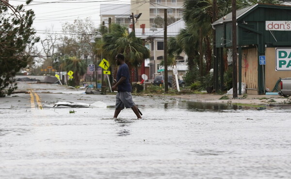 Ο κυκλώνας Μάικλ σάρωσε τις ΗΠΑ - Ένας νεκρός, πλημμύρες, καταστροφές και χιλιάδες χωρίς ρεύμα