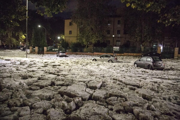 Πρωτοφανής χαλαζόπτωση στη Ρώμη - Οι δρόμοι έγιναν άσπροι και καλύφθηκαν με πάγο