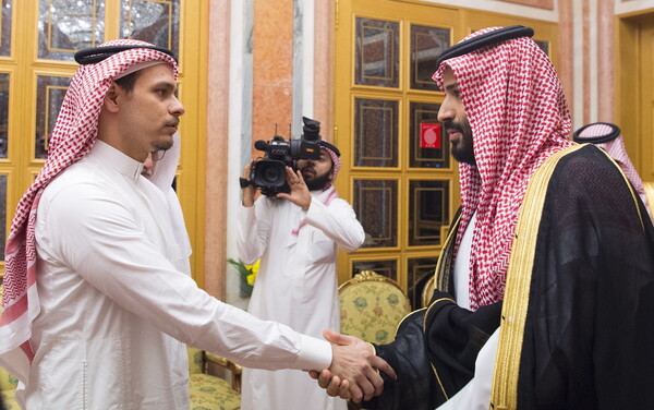Ο γιος του δολοφονημένου Κασόγκι σφίγγει το χέρι του πρίγκιπα Σαλμάν - ΦΩΤΟΓΡΑΦΙΕΣ